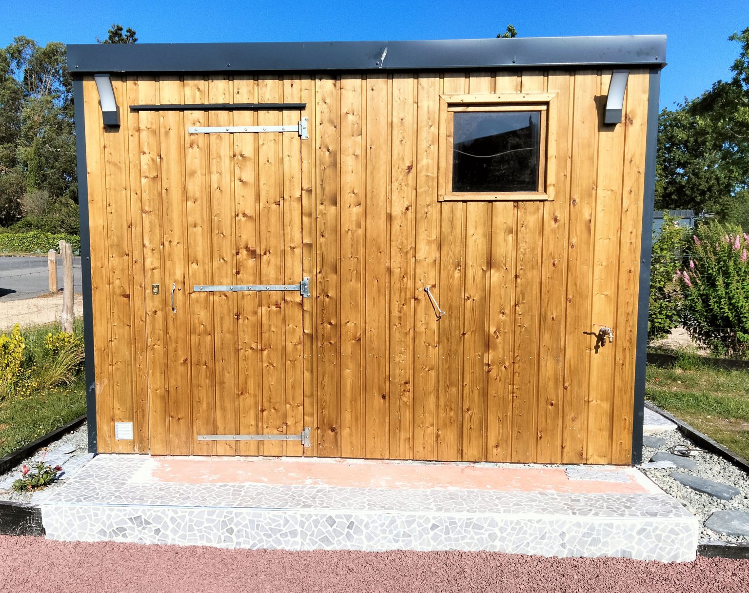 abris-jardin-bardage-bois-avec-porte-et-fenetre - Abris et Garages de