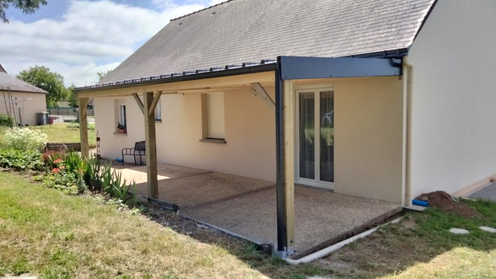 Pergola ossature bois avec toit isolé et gouttière aluminium